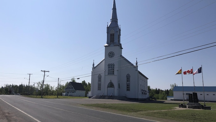 Le projet de tourbière serait situé non loin de l'église de Saint-Simon, dans la municipalité de Caraquet.