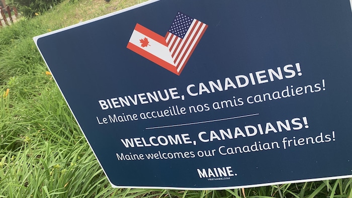 Une affiche réalisée par une agende de promotion du tourisme du Maine souhaite la bienvenue aux canadiens.
