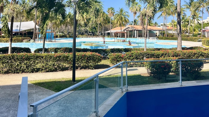 Une piscine vide. 