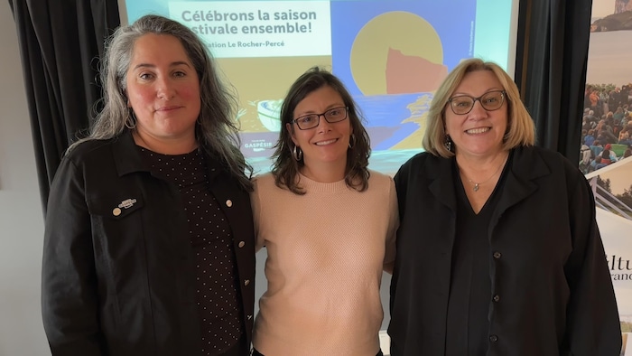 Trois femmes devant la caméra.