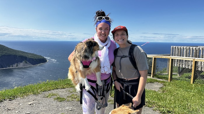 Citizens Ève-Marie Dusset and Mélodie Germain on Mont-Saint-Pierre.