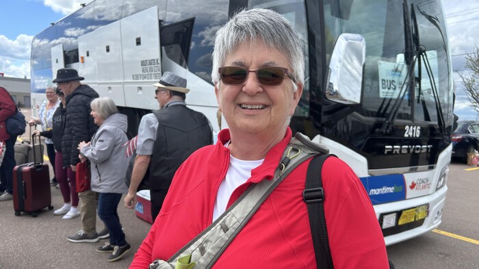 Une femme souriante.   