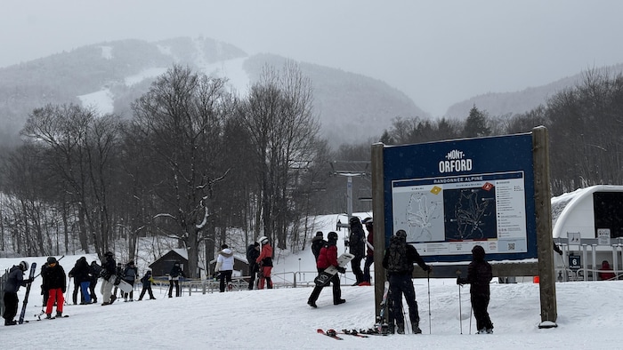 Des skieurs au pied du Mont-Orford.
