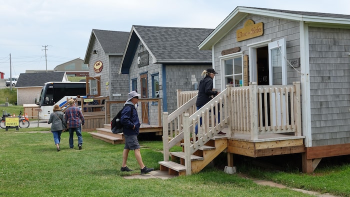 Des touristes devant des boutiques du site de La Grave.