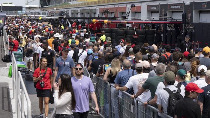 Des gens font la file au Grand Prix du Canada.