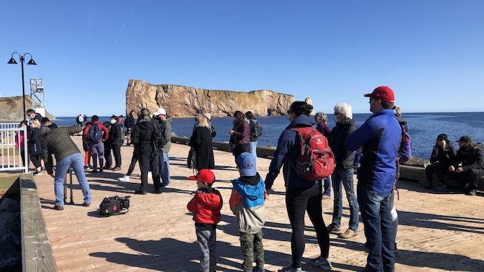Des touristes sur le quai de Percé.