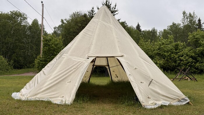Une tente.