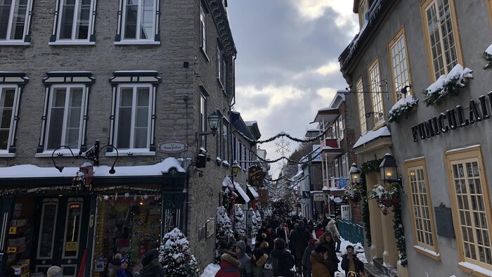 Les rues du Vieux-Québec étaient bondées à l'aube de Noël. 