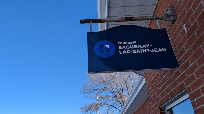 L'enseigne des bureaux de Tourisme Saguenay–Lac-Saint-Jean.