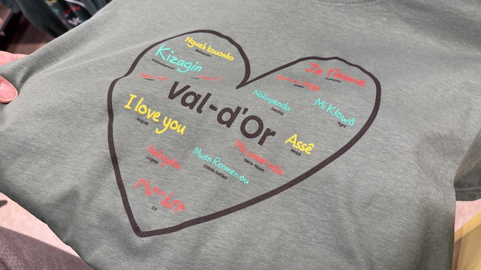 Un chandail avec des inscriptions voulant dire Je t'aime en plusieurs langues.