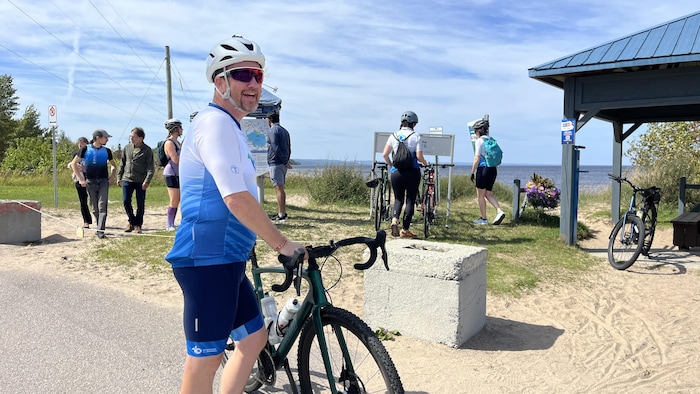 David Lecointre tient son vélo.