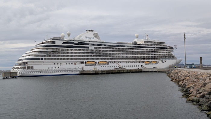 Un grand navire de croisière blanc amarré à Sept-Îles.