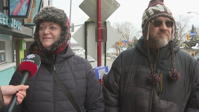 Portrait de Terri et Barry Young dans la rue Clifton Hill, à Niagara Falls.