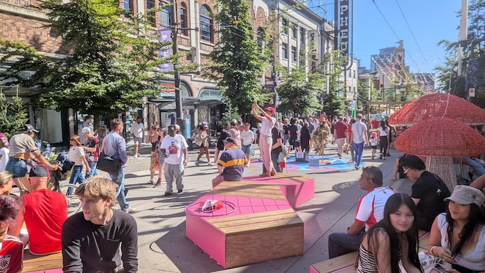 De nombreuses personnes marchent sur la rue Granville.
