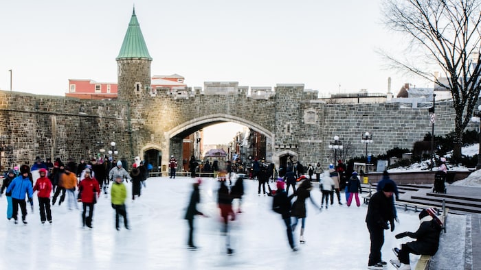 Des patineurs sur la glace de Place D'Youville
