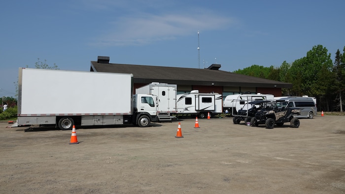 Des roulottes et des camions devant le centre Galgoasiet.