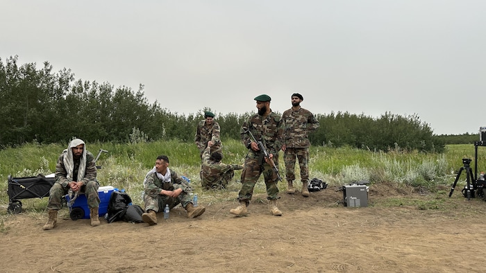 Quelques acteurs afghans habillés en soldats.