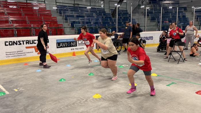 Jasmine Macameau-Cagna et deux autres coureurs s'élancent lors d'une épreuve de course à pied.
