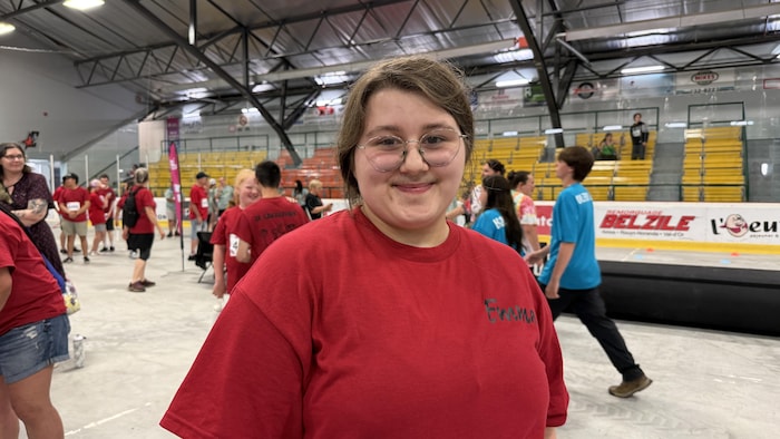 Emma Hébert pose au centre de la patinoire du Complexe sportif d'Amos.