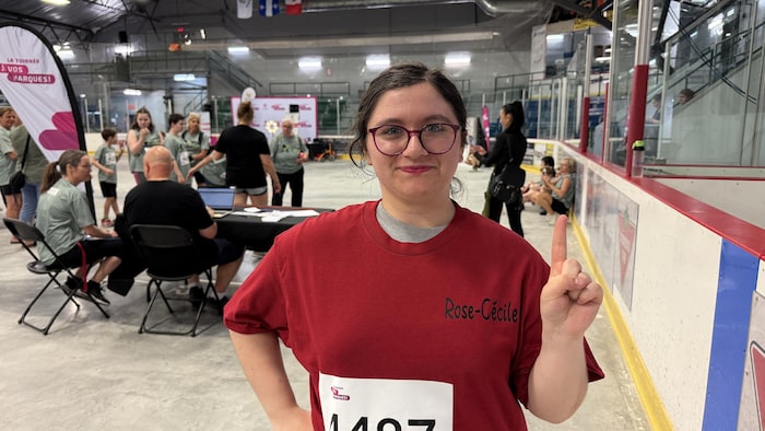 Rose-Cécile Macameau pose avec l'index qui pointe vers le ciel indiquant qu'elle est première.