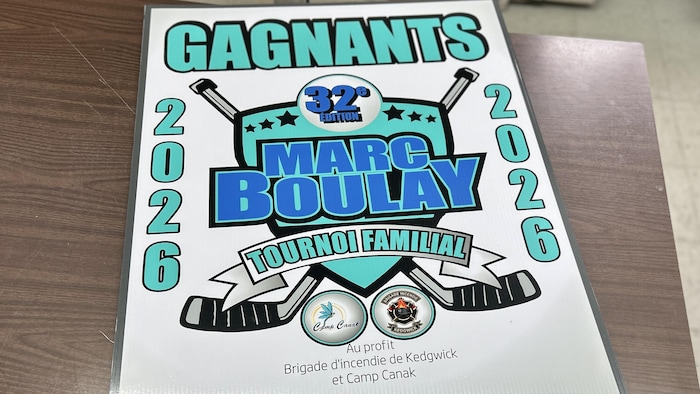 Une bannière du tournoi, blanche avec des écritures en turquoise.