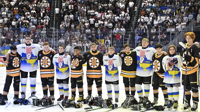 Les joueurs de l'Ukraine Team Select et des Junior Bruins de Boston durant les hymnes nationaux samedi.
