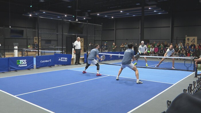 Des joueurs de pickleball sur un terrain