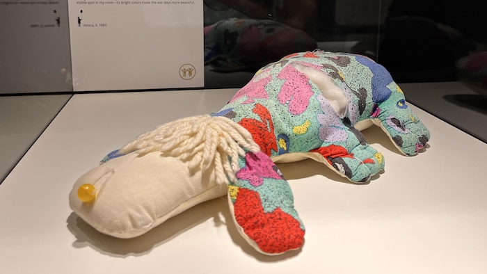 Un jouet bricolé avec de vieux vêtements et autres matériaux.