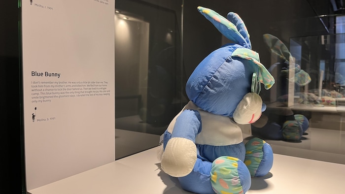 Un lapin bleu donné par Meliha qui a vécu la guerre dans sa petite enfance.