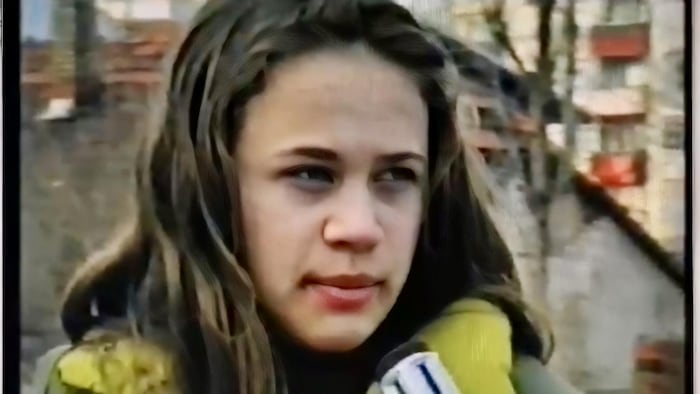 Meida Vojic devant le micro.