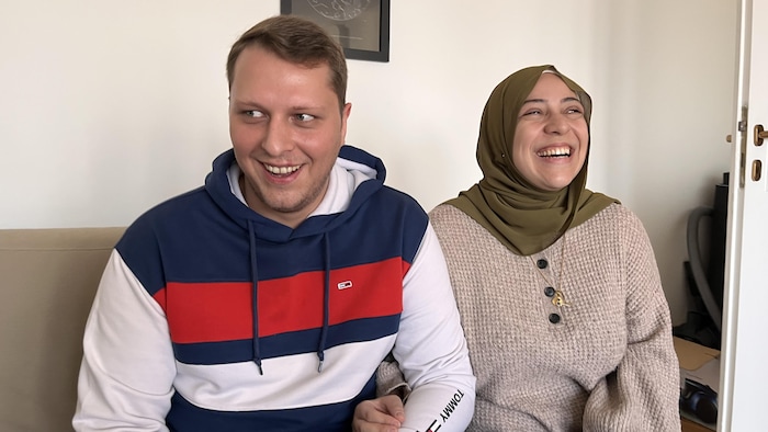 Couple assis sur un canapé.