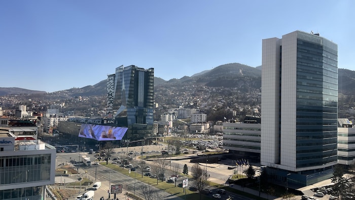Sniper Alley, le parlement de Bosnie-Herzégovine (à droite) et les montagnes entourant Sarajevo.