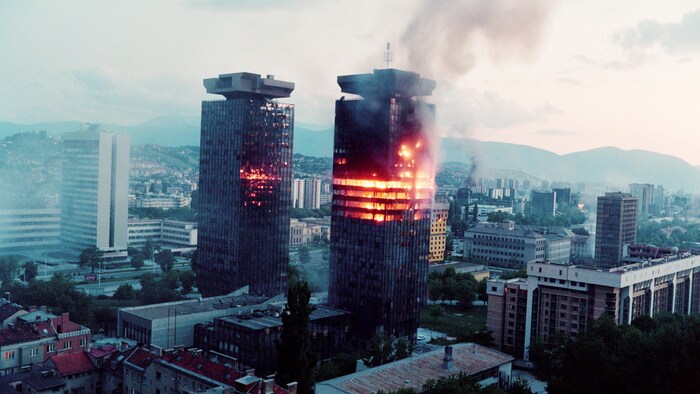 Les tours jumelles «Momo» et «Uzeir» brûlent sur l'allée des tireurs d'élite dans le centre de Sarajevo, alors que les bombardements et les combats font rage dans la capitale bosniaque, le 8 juin 1992.