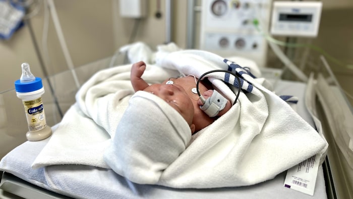 Au centre mère-enfant de Sept-Îles, un nouveau-né sous surveillance médicale.