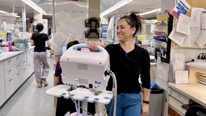 Roxanne Pépin au poste d'infirmières de la salle d'urgences de Sept-Îles.
