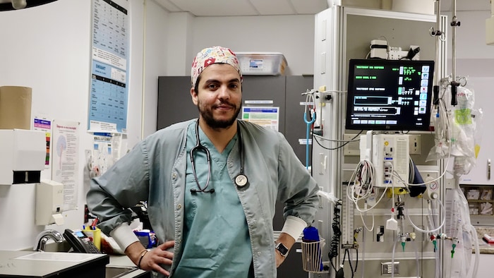 Un médecin en habit de travail dans la salle de réanimation de l'hôpital de Baie-Comeau.