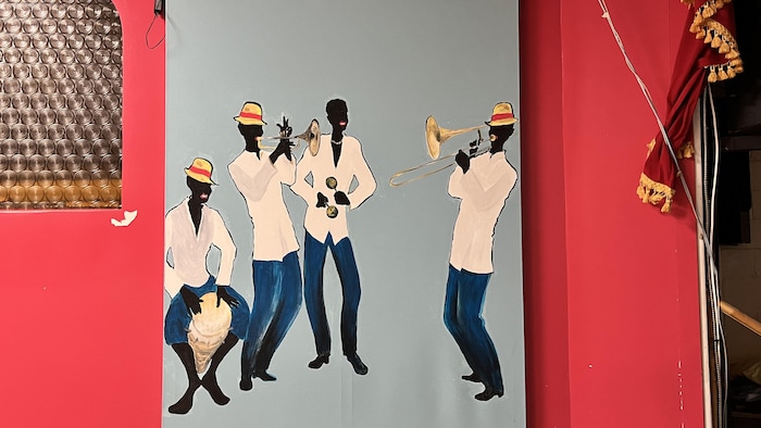 Un rara, groupe de musique traditionnelle haïtienne, est représenté sur cet élément de décor de l'organisme La Perle retrouvée.