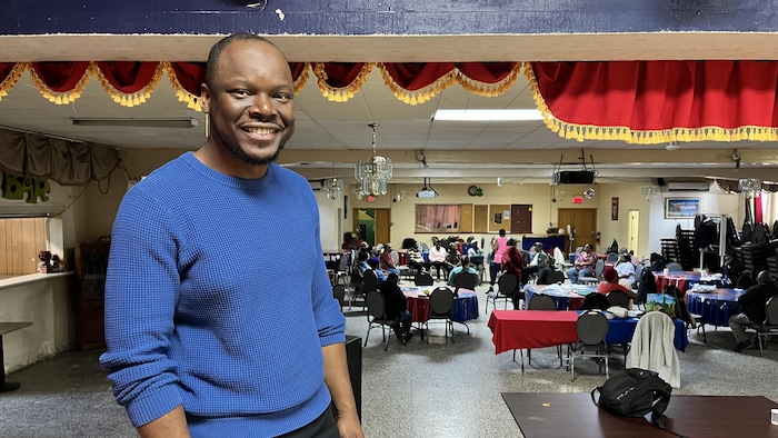Wesner Goyo, à La Perle retrouvée, sur la scène devant la salle communautaire.