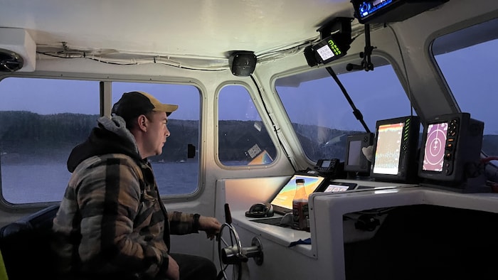 Sébastien Dupuis dans la cabine de son bateau.