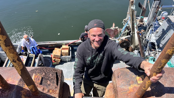 Le pêcheur David Labrie descend dans son bateau accosté au quai.