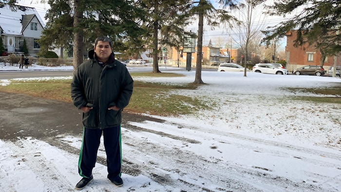 Marcos Preciado se tient debout devant un terrain avec un peu de neige sur la pelouse.