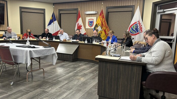 Des personnes assises à une table.