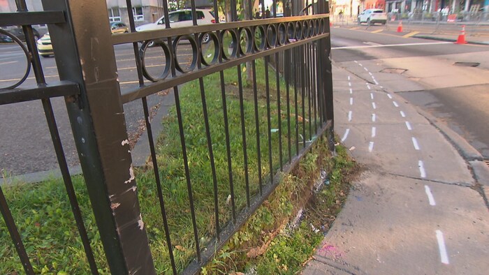 Les lignes blanches montrent les traces du passage du poids lourd sur le trottoir, où la victime se trouvait, le 12 septembre