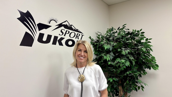 Tracey Bilsky sourit dans les bureaux de Sport Yukon, à Whitehorse.
