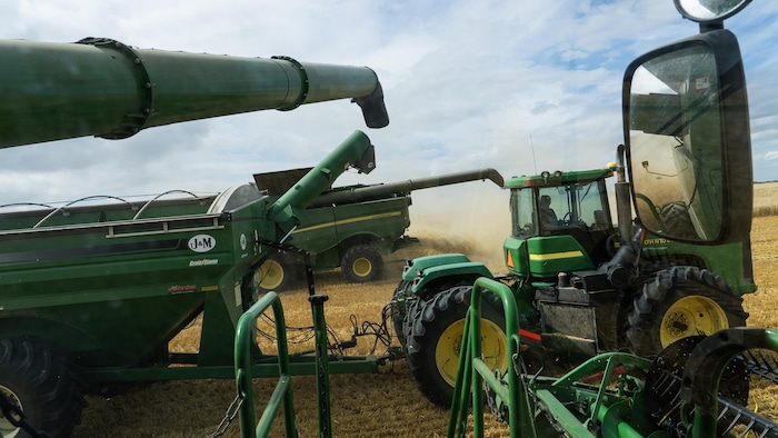 Des tracteurs. 