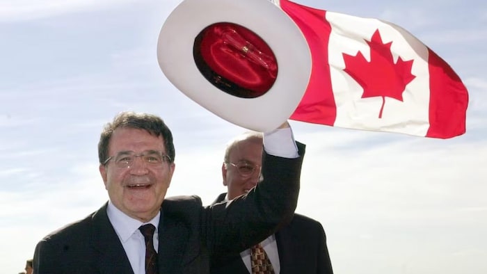 Le président de la Commission européenne, Romano Prodi, brandit un chapeau de cow-boy