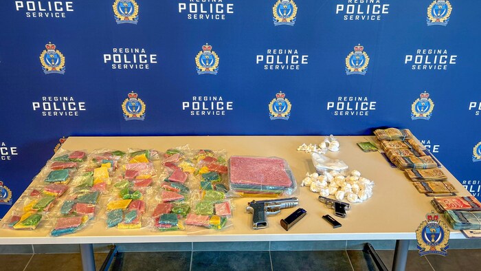 Deux joueurs des Rams de l'Université de Regina, Tarick Polius et Michael Jourdan, figurent parmi les cinq personnes inculpées à la suite d'une enquête de quatre mois menée par le Service de police de Regina sur un réseau de trafic de drogue. (Le 24 février 2025)