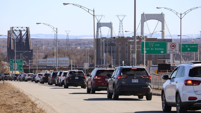 Circulation automobile à la tête des ponts à Québec.