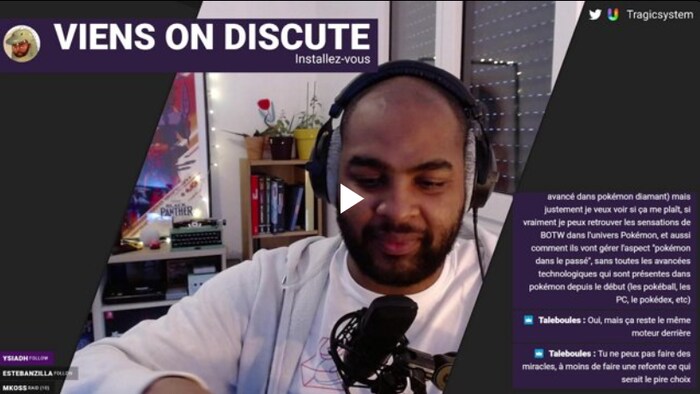Capture d'écran d'une vidéo d'une diffusion sur Twitch avec une personne portant des écouteurs, devant un micro. . 