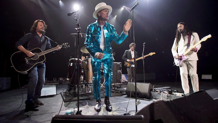 Photo des membres du groupe Tragically Hip sur scène